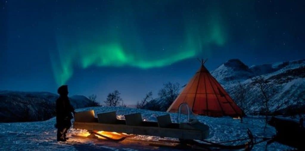 tenda sami sotto l'aurora boreale 